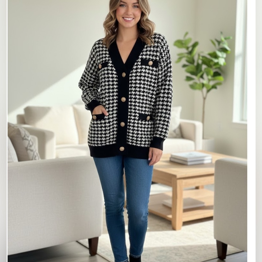 Cyrus Black and White Houndstooth Knit Cardigan Sweater. Pre-loved Size Small